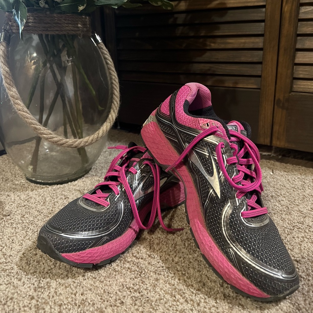 Brooks. Size 9.5.